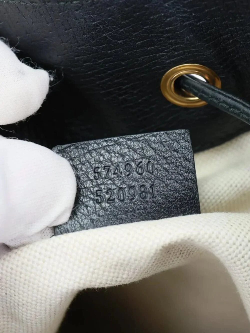 Gucci  GG Velvet Bucket Bag Red 574960